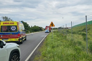 Policjanci pracujący na miejscu zdarzenia drogowego