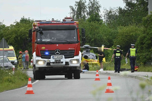 Policjanci pracujący na miejscu zdarzenia drogowego