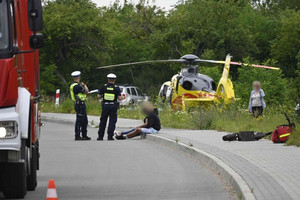 Policjanci pracujący na miejscu zdarzenia drogowego