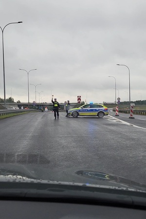 Policjanci ruchu drogowego podczas ćwiczeń pościgowo - blokadowych