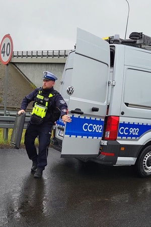 Policjanci ruchu drogowego podczas ćwiczeń pościgowo - blokadowych