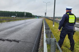 Policjanci ruchu drogowego podczas ćwiczeń pościgowo - blokadowych