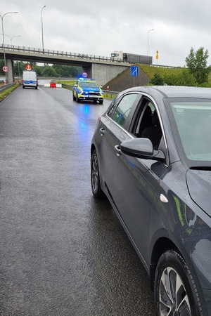 Policjanci ruchu drogowego podczas ćwiczeń pościgowo - blokadowych