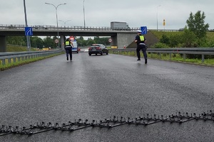 Policjanci ruchu drogowego podczas ćwiczeń pościgowo - blokadowych