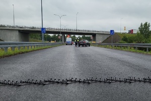 Policjanci ruchu drogowego podczas ćwiczeń pościgowo - blokadowych