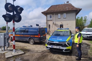 Policjanci i funkcjonariusze Służby Ochrony Kolei podczas działań na przejazdach kolejowych