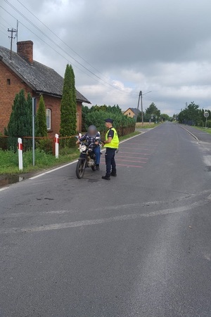 Policjanci i funkcjonariusze Służby Ochrony Kolei podczas działań na przejazdach kolejowych