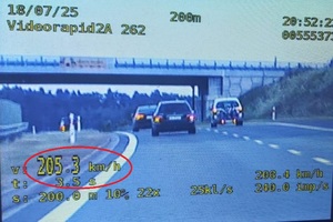 Zdjęcie z przekroczenia prędkości nagrane wideorejestratorem