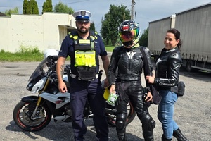 Policjant z motocyklistami pozują do zdjęcia