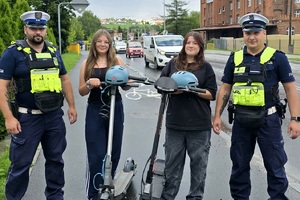Działania policjantów ruchu drogowego, którzy rozdawali kaski użytkownikom hulajnóg elektrycznych