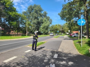 Policjant mierzy prędkość pojazdów