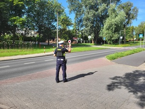 Policjant z tarczą do zatrzymywania pojazdów