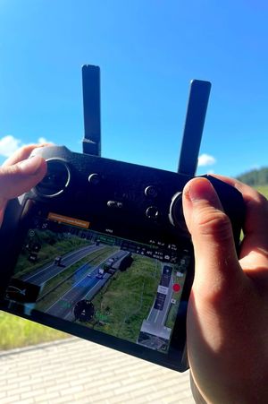 Policjanci prowadzący działania na drodze przy użyciu policyjnego drona