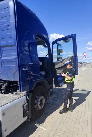 Policjanci prowadzący działania na drodze przy użyciu policyjnego drona