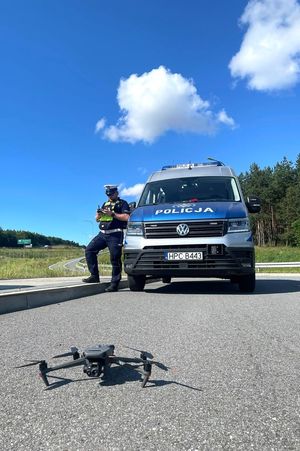 Policjanci prowadzący działania na drodze przy użyciu policyjnego drona