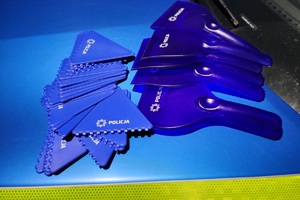 Policjanci podczas akcji na drodze rozdawali kierowcom skrobaczki do szyb