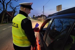 Policjanci podczas akcji na drodze rozdawali kierowcom skrobaczki do szyb