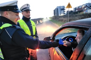 Policjanci podczas akcji na drodze rozdawali kierowcom skrobaczki do szyb