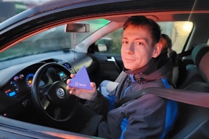 Policjanci podczas akcji na drodze rozdawali kierowcom skrobaczki do szyb