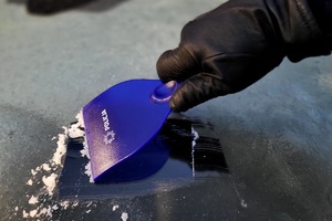 Policjanci podczas akcji na drodze rozdawali kierowcom skrobaczki do szyb