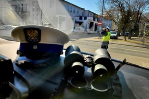 Czapka policyjna i lornetka