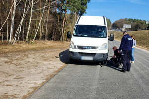 Policjanci pomagają w naprawie auta kierowcy
