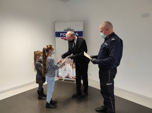 dzieci otrzymują nagrody od Wójta Gminy Kęsowo oraz Komendanta Powiatowego Policji w Tucholi