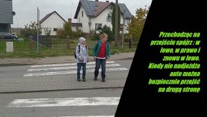Dzieci prezentują jak prawidłowo przechodzić przez przejście dla pieszych