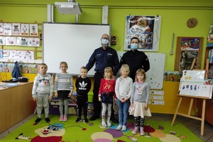 policjanci z dziećmi pozują do pamiątkowego zdjęcia