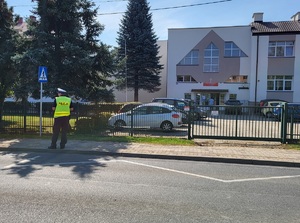 policjant czuwa nad bezpieczeństwem uczestników ruchu