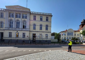 policjant czuwa nad bezpieczeństwem uczestników ruchu