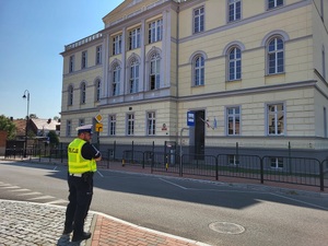 policjant czuwa nad bezpieczeństwem uczestników ruchu