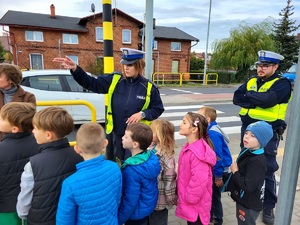 policjanci edukują dzieci przy przejściu dla pieszych