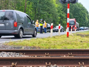 mundurowi biorą udział w akcji "Bezpieczny przejazd"