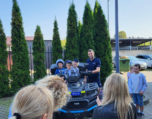 policjant pokazuje dzieciom policyjny sprzęt