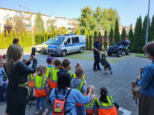 policjant pokazuje dzieciom pokaz tresury psa