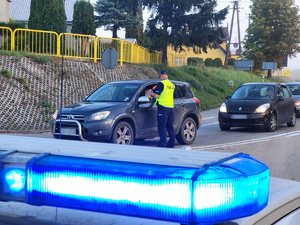 policjant kontroluje trzeźwość kierowców