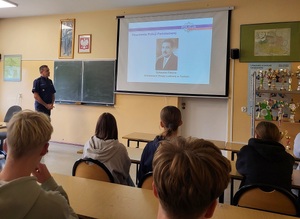 policjant prowadzi zajęcia w klasie mundurowej