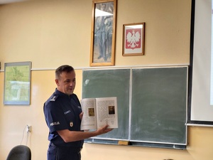 policjanci prowadzą zajęcia w klasie mundurowej