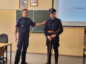 policjanci prowadzą zajęcia w klasie mundurowej