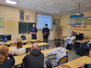 policjanci prowadzą zajęcia w klasie mundurowej