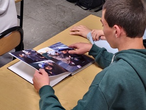 uczeń ogląda książkę