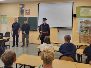 policjanci prowadzą zajęcia w klasie mundurowej