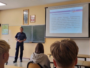 policjanci prowadzą zajęcia w klasie mundurowej