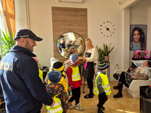 policjant towarzyszy dzieciom