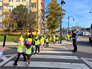 dzieci przechodzą przez przejście