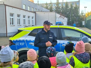 policjant rozmawia z dziećmi