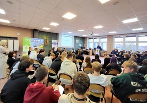 policjanci prowadzą debatę z uczniami