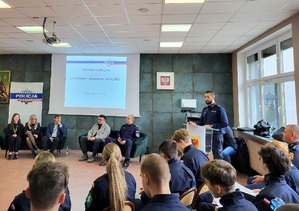 policjanci prowadzą debatę z uczniami