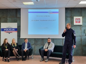 policjanci prowadzą debatę z uczniami